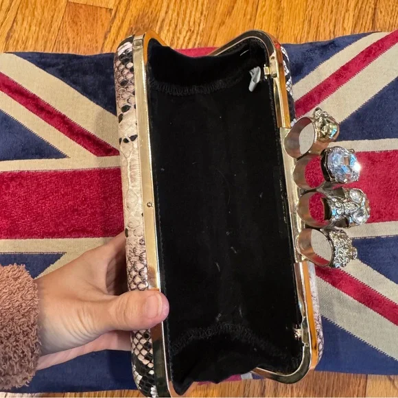 Elegant Snake Print Clutch - Picture 3 of 4